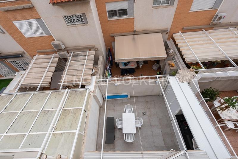 Foto d08848d8-4704-4f5f-a913-cd6d11fa6f0b. Casa  pareada con terraza y dos plazas de garaje proxima a playa patacona y playa malvarrosa en Valencia