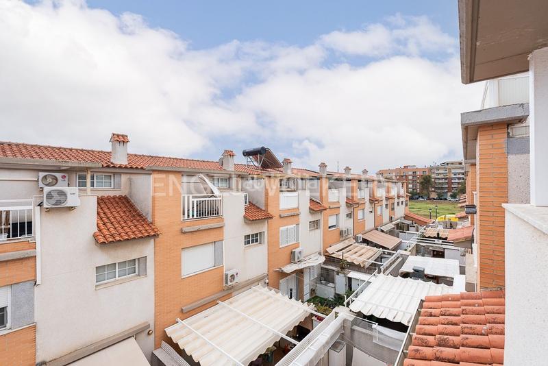 Foto f73ef3bb-6b24-480c-934c-e8964cfdc23b. Casa  pareada con terraza y dos plazas de garaje proxima a playa patacona y playa malvarrosa en Valencia