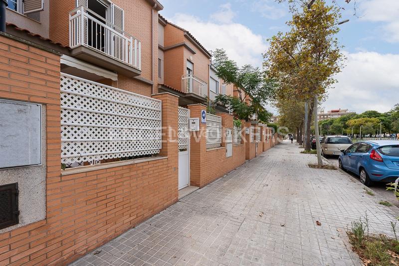 Foto fdcc74c0-69a6-455e-be3e-45ff331c8214. Casa  pareada con terraza y dos plazas de garaje proxima a playa patacona y playa malvarrosa en Valencia