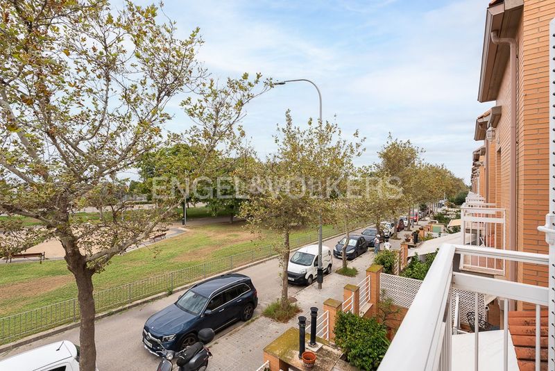 Foto 405a98a6-4267-4273-a901-c8a6aefc39a5. Casa amb calefacció aparcament a Malva Rosa Valencia