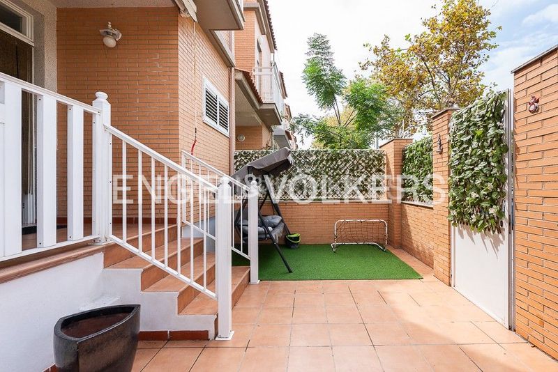 Foto 9d99fe47-cef3-4045-9999-949d2ebfbae8. Casa amb calefacció aparcament a Malva Rosa Valencia