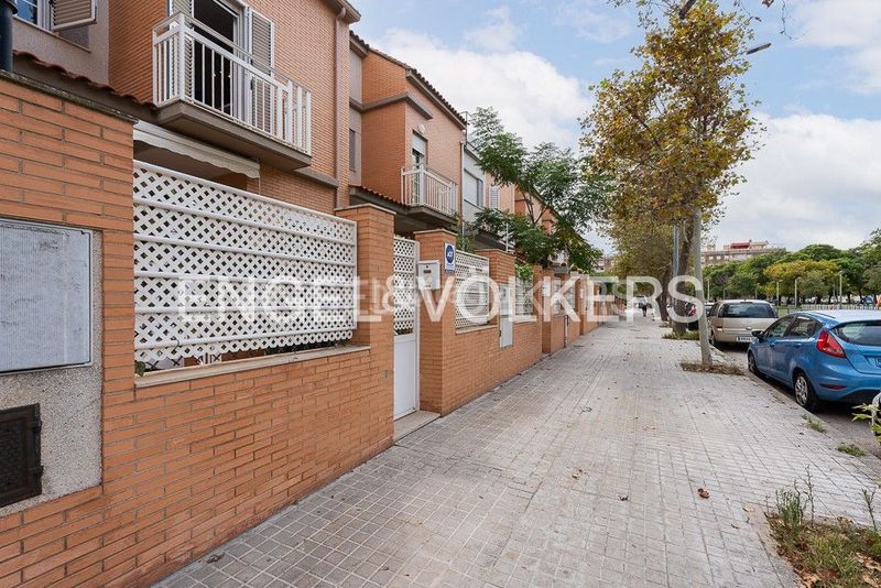 Foto ba21ade8-ba96-498f-9097-43aaa84b28bb. Casa amb calefacció aparcament a Malva Rosa Valencia