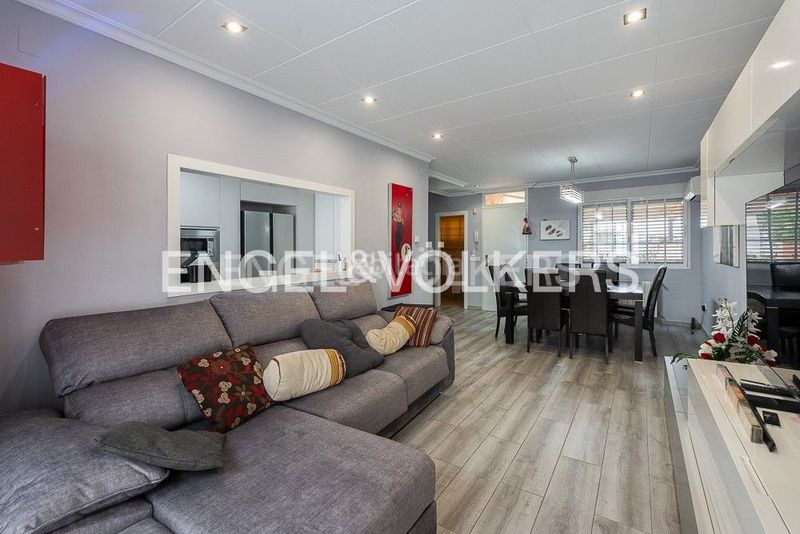 Foto d4b5b19c-0096-44a6-bb72-297534f1581f. Casa amb calefacció aparcament a Malva Rosa Valencia