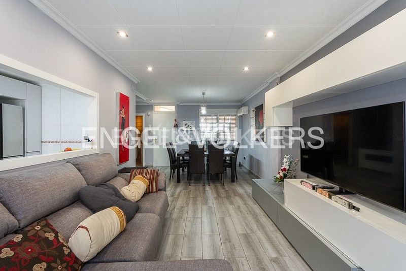 Foto e9b1212a-088c-46e0-9a3f-a574d2b41d50. Casa amb calefacció aparcament a Malva Rosa Valencia