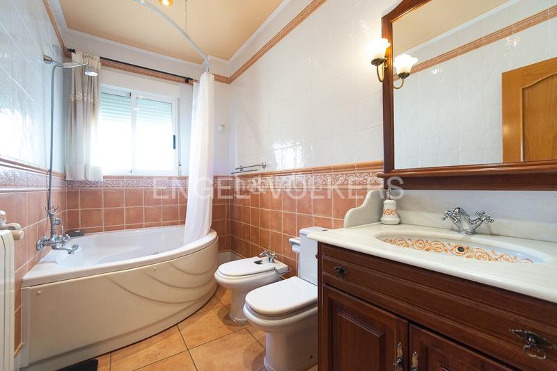 Foto b3d6e216-fa09-4f86-ae8f-8ac9683b2319. Casa amplio y luminoso adosado en la vall duixó en Vall d´Uixó (la)