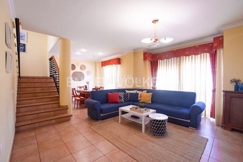 Foto f7d44a08-a14b-4f7d-83fc-61ff1cb06aa4. Casa amplio y luminoso adosado en la vall duixó en Vall d´Uixó (la)
