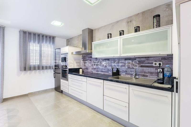 Foto 1de4f3f1-f7ca-4c98-a28a-62f449357d7d. Casa adosado de playa con vistas al mar en Daimús