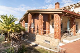 Casa a Centro. Elegante chalet con gran parcela en loma del castillo