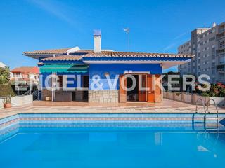 Casa a Canet d´en Berenguer. Chalet con piscina y jardin junto al mar