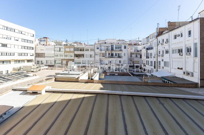 Foto 49a0f112-b4eb-4c0f-aeba-38c2dc346790. Apartamento luminosa vivienda con elementos originales en jorge juan en Valencia