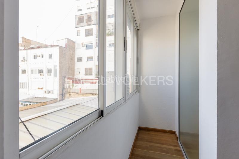 Foto 8e29f4ff-5cde-4a53-9cfd-6f94086bffb1. Apartamento luminosa vivienda con elementos originales en jorge juan en Valencia