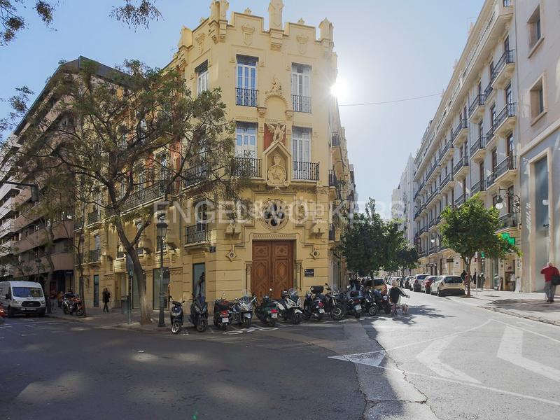 Foto 9cad42d8-e753-4bba-87a0-832996503bea. Apartamento luminosa vivienda con elementos originales en jorge juan en Valencia