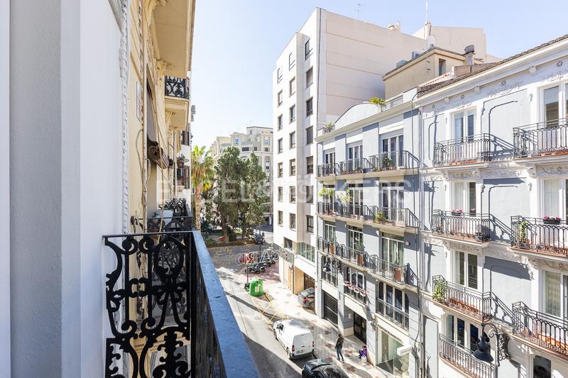 Foto bd8dfbcc-0bc2-4c31-be52-454d9c86680d. Apartamento luminosa vivienda con elementos originales en jorge juan en Valencia