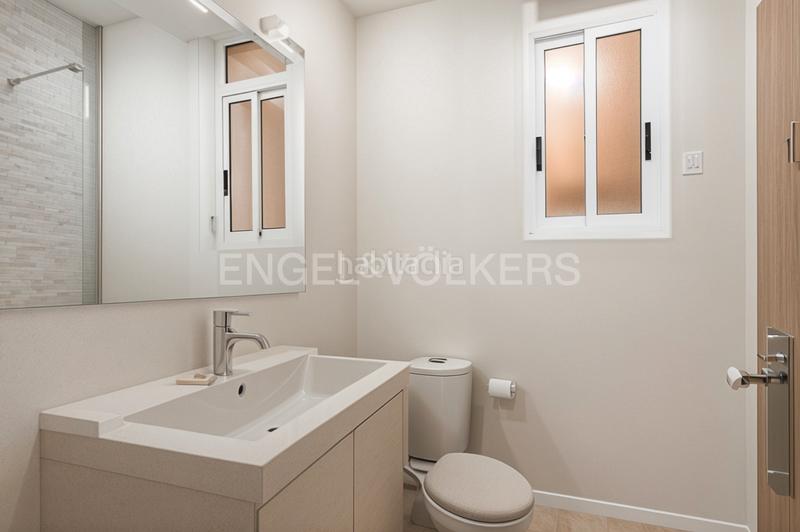 Foto e2f46871-45ad-4b59-924e-302f55e5b87c. Apartamento luminosa vivienda con elementos originales en jorge juan en Valencia