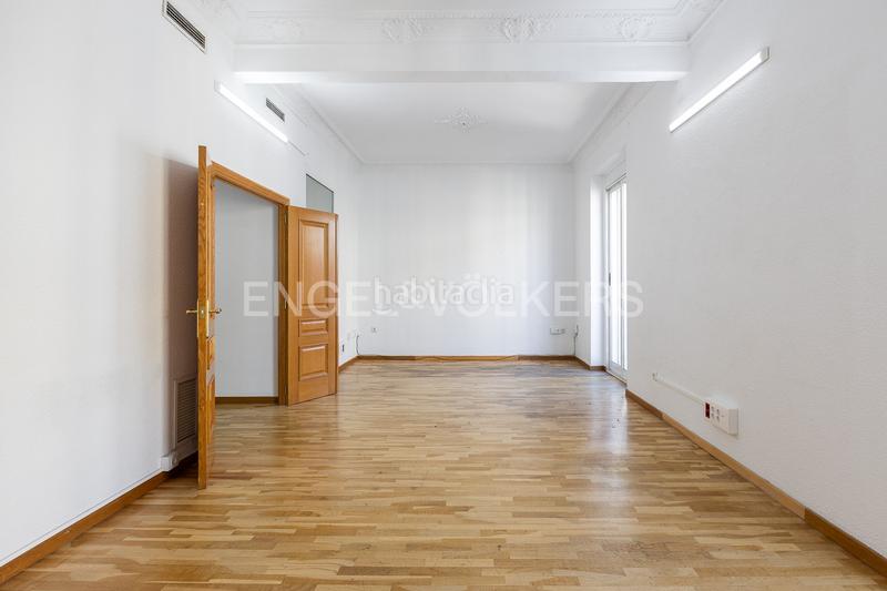 Foto e8b7db6e-871d-4447-bd4b-74760cf29eeb. Apartamento luminosa vivienda con elementos originales en jorge juan en Valencia