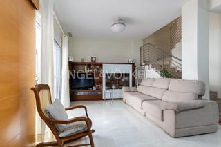 Casa  C. de arnaldo de vilanova. Casa con terraza y cuatro habitaciones en primera linea de playa
