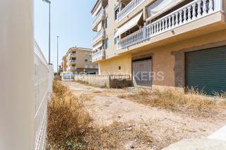 Apartament a Canet d´en Berenguer. Bajo vivienda para  reformar con terreno.