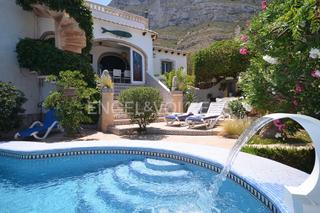 Casa a El Montgó. Casa con vistas al mar, piscina y mucha privacidad en denia