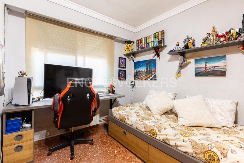 Foto 0299c37a-6f41-463c-a6d6-b792e0f8996d. Apartment with heating in Barrio Benicalap Valencia