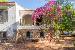 Country house in Las Rotas / Les Rotes. Maravillosa villa a escasos metros del mar