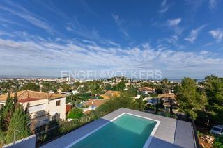 Casa  Orquidia. Casa moderna con vistas al mar, sol de invierno y parcela amplia