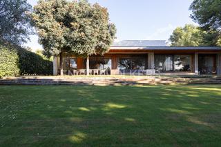 Casa a Torre en Conill-Cumbres de San Antonio. Gran propiedad contemporánea con piscina en torre en conill