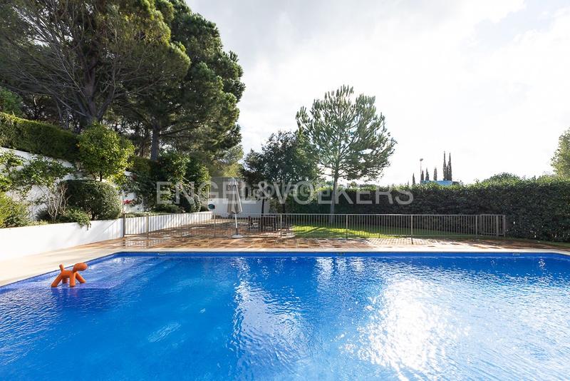 Foto a7467506-ff62-4b8d-b72a-3581d7c41415. Casa gran propiedad contemporánea con piscina en torre en conill en Bétera