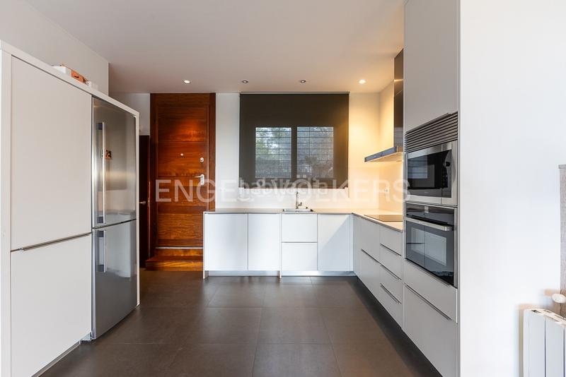 Foto cf2fcdca-5bba-414d-adff-6dd69e32feda. Casa gran propiedad contemporánea con piscina en torre en conill en Bétera