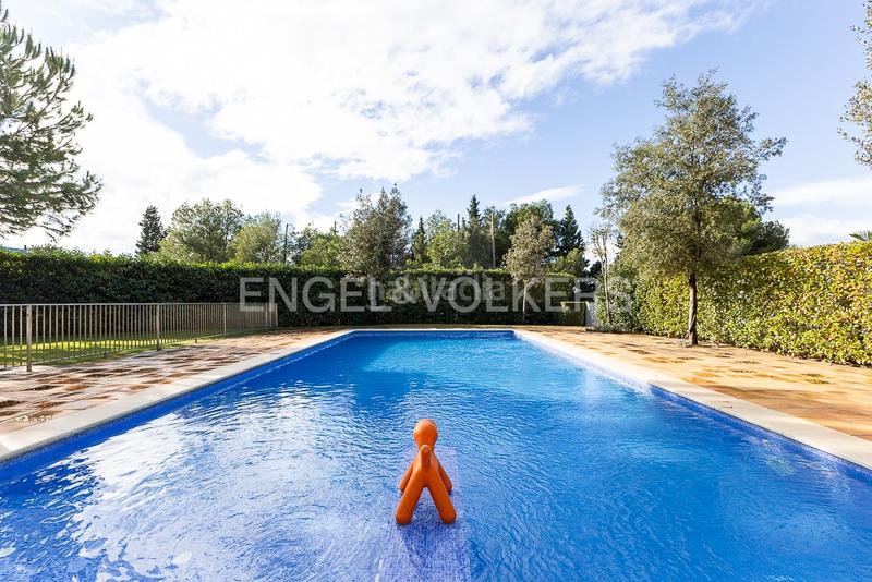 Foto e57ae118-5399-4e4d-8293-0fb7a656cbdc. Casa gran propiedad contemporánea con piscina en torre en conill en Bétera