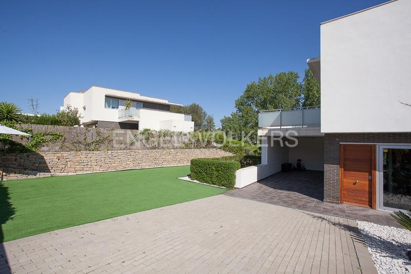 Foto c8a54cbf-6d70-47a1-b420-694181064541. House with heating parking pool in El Bosque Chiva