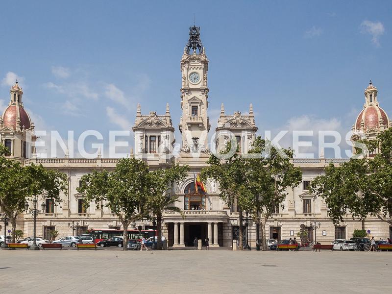 Foto b8f88510-8d9f-4dab-9cd7-99322eb27720. Ático  dúplex con dos terrazas en El Mercat Valencia