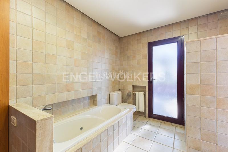 Foto b83d23a7-6064-4e45-b548-57634bf98f52. Casa amb calefacció aparcament piscina a La Conarda Pobla de Vallbona (la)