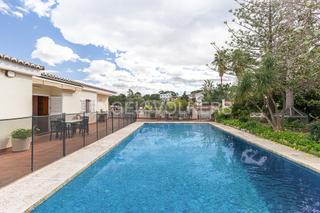 Maison à Urbanitzacions i Pedanies Nord. Unifamiliar en una planta con garaje, jardín y piscina en el res