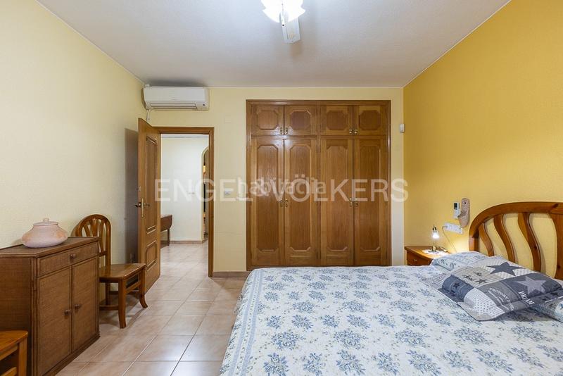 Foto 2e724383-05ca-4f39-ac47-bad3aca01f90. Casa unifamiliar en una planta con garaje, jardín y piscina en el respirall en Alzira