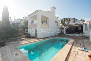 Maison à Las Atalayas-Urmi-Cerro Mar. Villa con piscina privada y vistas panorámicas en peñíscola