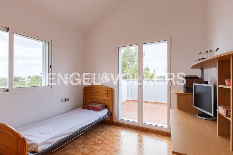 Foto 54233e94-e948-4dc9-b008-ad5804cb2644. Casa amb calefacció aparcament piscina a La Conarda-Montesano Bétera