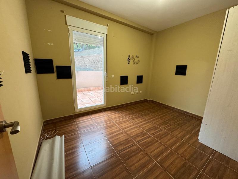 Foto 95fbe056-182a-45b9-a480-34874c2f1f0c. Rent house with heating in Serra