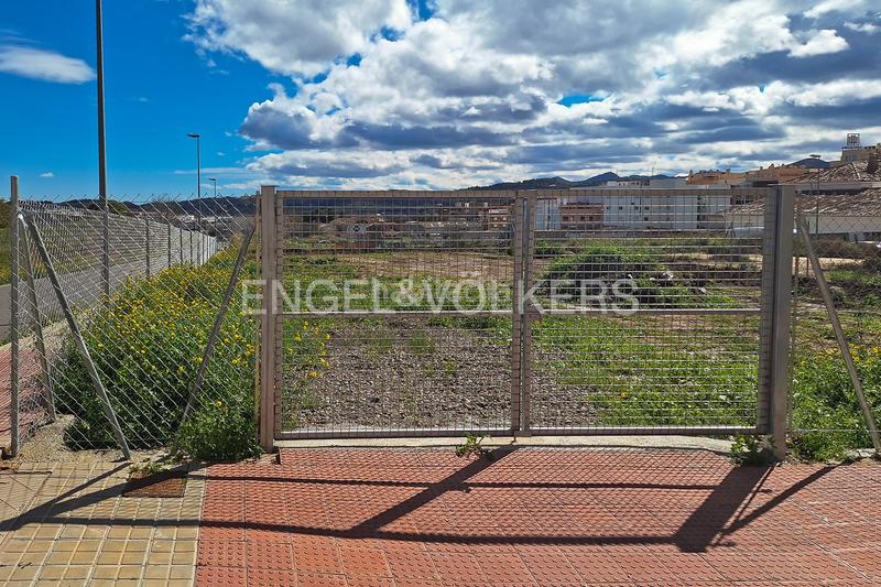 Foto 194282dd-da45-4c80-a3fb-88e8e5c92b96. Terreno residencial solar esquinero en Segorbe