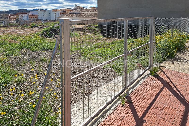 Foto 3f91ae40-37fa-410e-bd1e-539ba392c19a. Terreno residencial solar esquinero en Segorbe