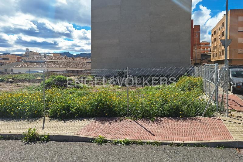 Foto 9536079e-2c45-40d7-b2e8-c9aaedb48907. Terreno residencial solar esquinero en Segorbe