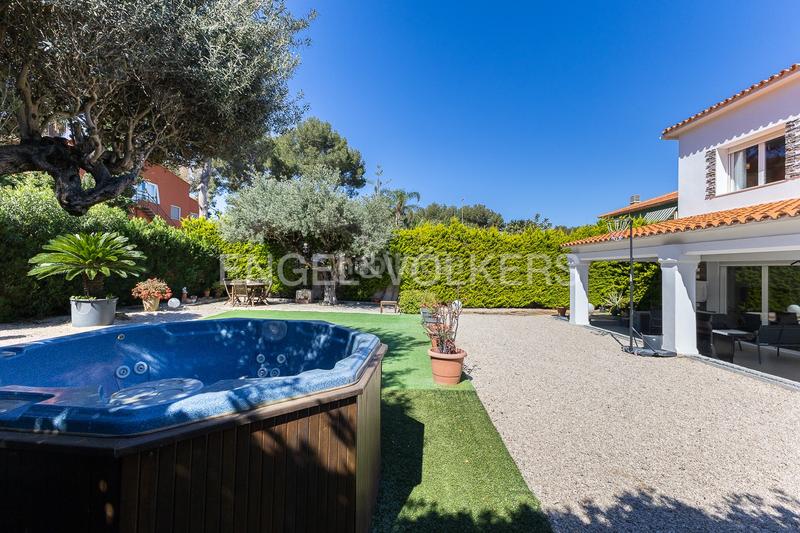 Foto 25fd593d-e7de-48f9-a824-7bf09f692930. Casa  en las rotas totalmente renovada cerca de la playa en Dénia