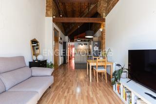 Appartement à El Botànic. Apartamento con techos de vigas de madera en el botànic