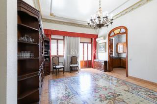 Appartement à El Cabanyal-El Canyamelar. Propiedad de arquitectura modernista en estado excelente con gra