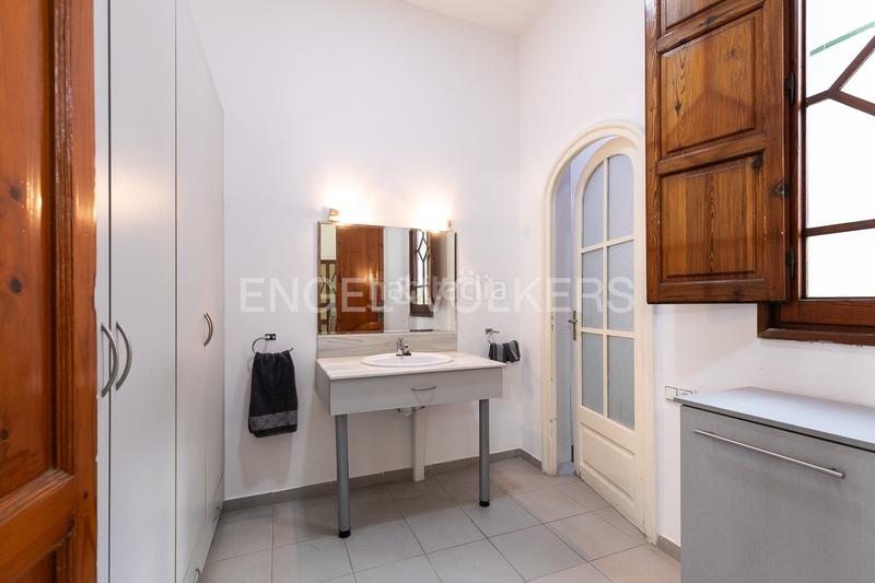 Foto 8686d884-3080-4378-bf5a-e39e66cb748c. Apartamento propiedad de arquitectura modernista en estado excelente con gran potencial de espacios y múltiples estancias en Valencia