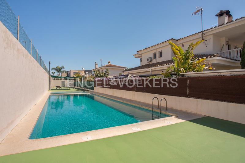 Foto 344ce9a6-b37a-414e-a92c-0ad2b5ffdc98. Casa amb calefacció aparcament piscina a Ensanche - Río Jucar Castellón de la Plana