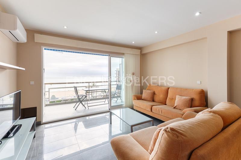 Foto 3d53bf66-29cd-4fcc-b670-43a23caf96f2. Alquiler apartamento  en primera linea con terraza y vistas inigualables al mediterráneo y montañas. en Sagunt