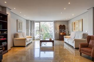 Apartament  Pça. de la reina. Mirador a plaza de la reina con plaza de garaje