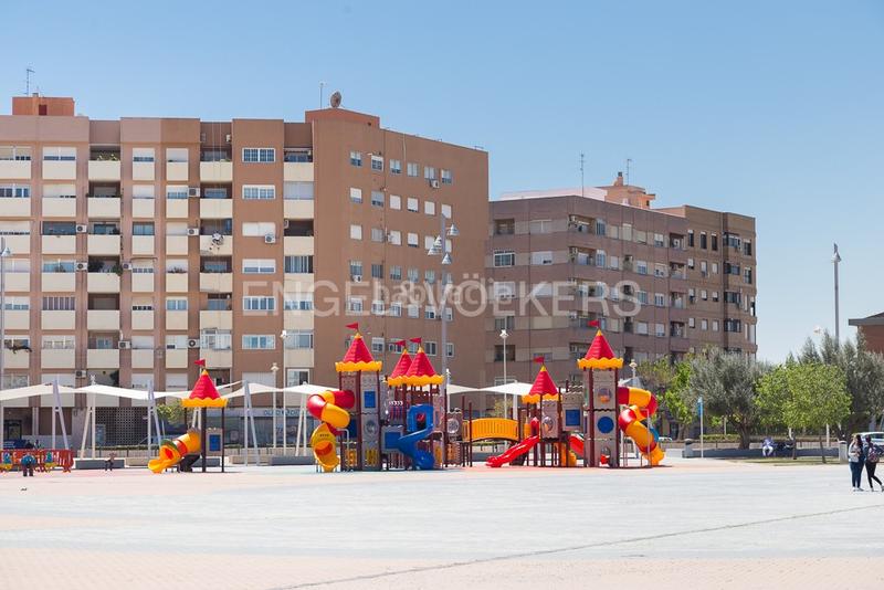 Foto 069cc37a-efc4-4573-b897-8726292e91d1. Parking voiture dans País Valencià Mislata
