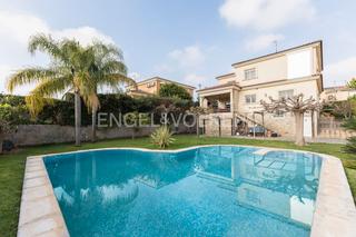 Casa a Entrepinos. Exclusiva residencia con seis habitaciones y  piscina privada en