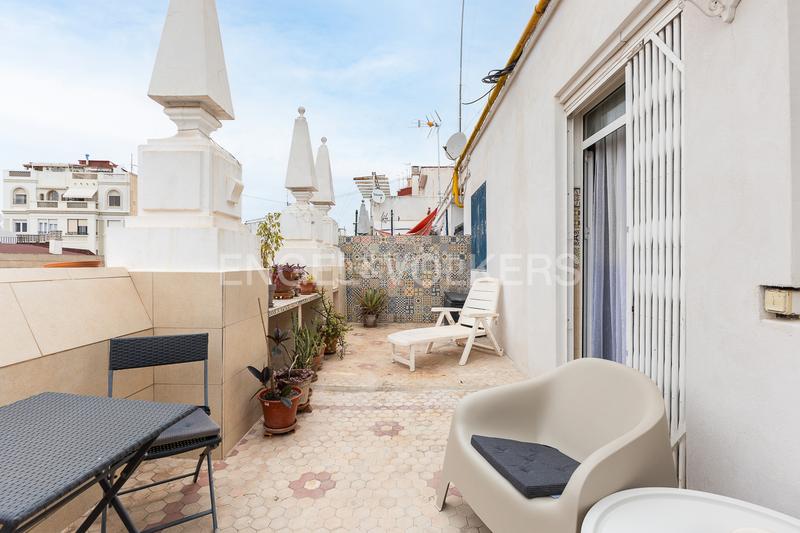 Foto 9f772cf0-7a99-4e4f-99bd-30b5469d75f4. Alquiler ático luminoso ático con terraza para corta estancia en Valencia